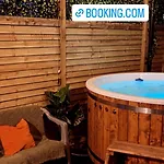 Seid Bo - Sleeps 6 -private 6 Person Wood Burning Hottub 아파트 Burnfoot