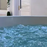 Seid Bo - Sleeps 6 -private 6 Person Wood Burning Hottub