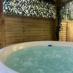 Seid Bo - Sleeps 6 -private 6 Person Wood Burning Hottub *