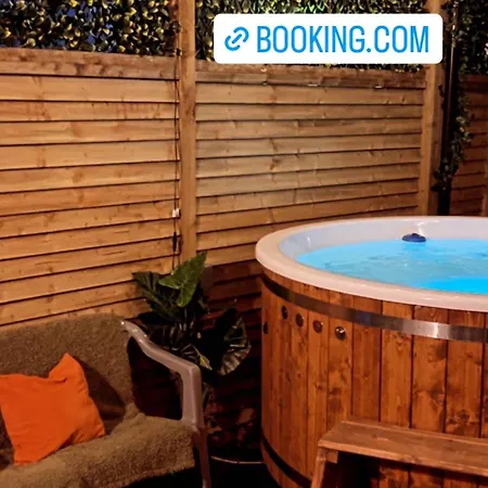 Seid Bo - Sleeps 6 -private 6 Person Wood Burning Hottub Apartment Burnfoot