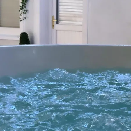 Seid Bo - Sleeps 6 -private 6 Person Wood Burning Hottub