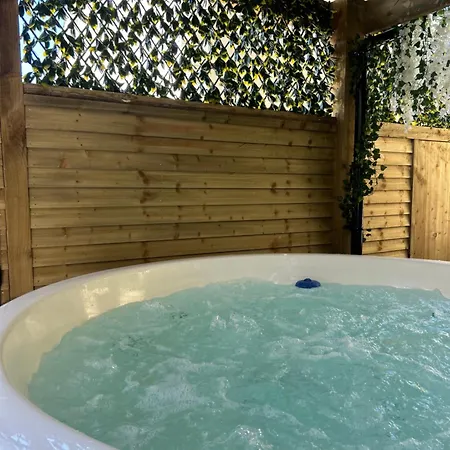 Seid Bo - Sleeps 6 -private 6 Person Wood Burning Hottub *