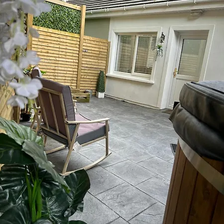 Seid Bo - Sleeps 6 -private 6 Person Wood Burning Hottub Apartment Burnfoot