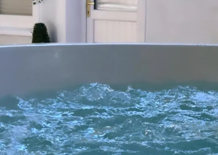 Seid Bo - Sleeps 6 -private 6 Person Wood Burning Hottub